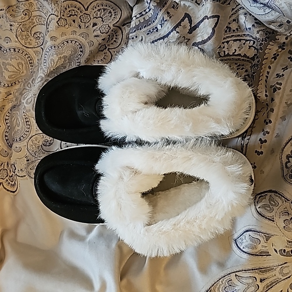 Black fur lined booties